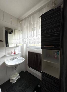 Bad mit Waschbecken, Dusche - 