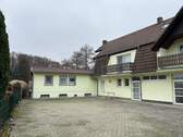 Parkplatz und Front Bungalow - 