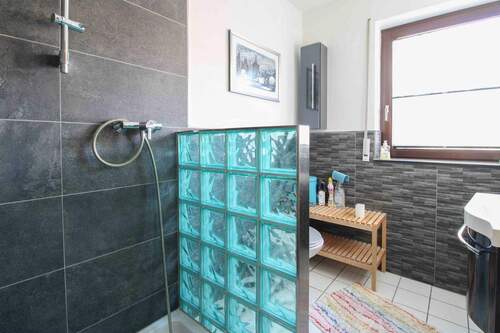 Badezimmer mit Dusche EG - 