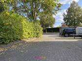 Die Zufahrt zu den Wohnhäusern und den Garagen - 