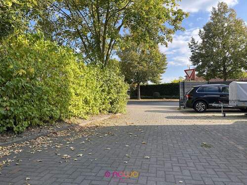 Die Zufahrt zu den Wohnhäusern und den Garagen - 