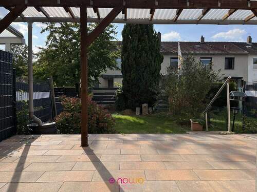 Vom Wohnzimmer aus den Blick auf die Terrasse und in den Garten genießen - 