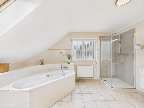 Masterbad mit Eckbadewanne, Dusche, Waschtisch und WC - 