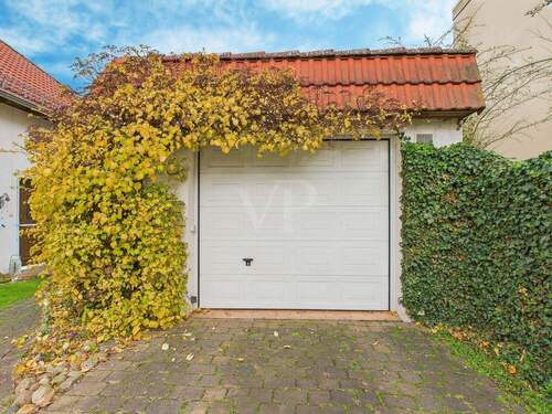 Massive Garage mit elektrischem Tor - 5 Zimmer Einfamilienhaus zum Kaufen in Berlin / Rudow