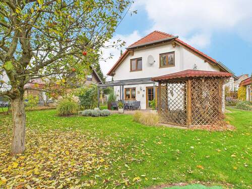 Gartenbereich mit Blick auf die Immobilie - Einfamilienhaus mit 124,00 m² in Berlin / Rudow zum Kaufen