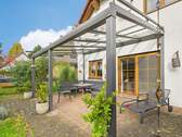 Terrasse mit Glasüberdachung und elektrischer Markise - 