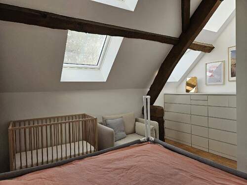 Schafzimmer mit alten Dachstuhl - 