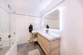 Modernes Bad mit Wanne - 3 Zimmer Etagenwohnung in München