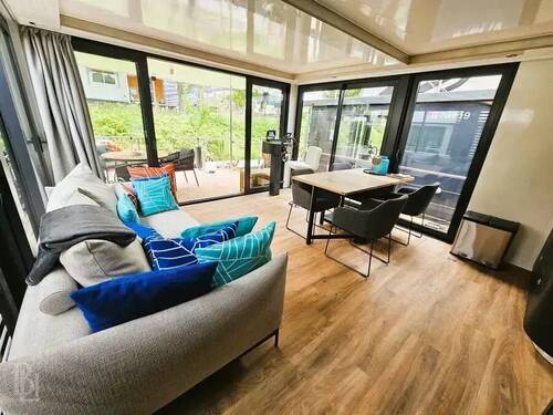 Wohnzimmer mit Zugang zur Terrasse - 2 Zimmer Mehrfamilienhaus, Wohnhaus in Berlin