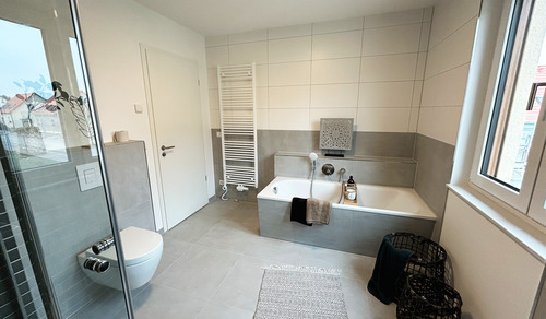 Badzimmer Obergeschoss mit Wanne - 