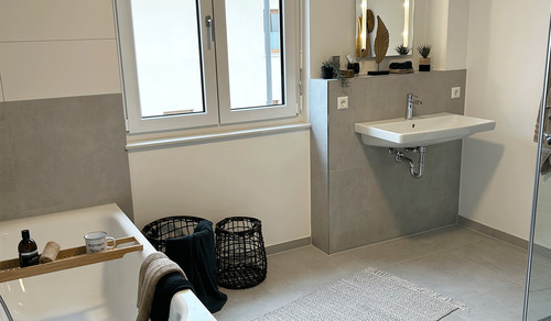 Helles Badzimmer im Obergeschoss - 