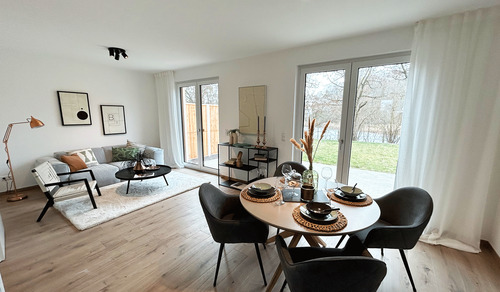 Wohnzimmer mit bodentiefen Fenstern mit Blick in den Garten - Doppelhaushälfte mit 113,50 m&sup2; in Großpösna zum Kaufen