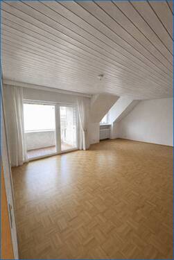 Wohn/Esszimmer - Attraktive, stadtnahe 3,5 Zimmer DG-Wohnung mit Balkon in Radolfzell