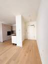 Blick offene Einbauküche/Eingangsbereich - 2 Zimmer Etagenwohnung in Berlin
