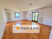 Wohnbereich - Charmante 4-Zimmer-Eigentumswohnung mit Gartenanteil, 2 Balkonen & Garage – Sofort bezugsbereit!