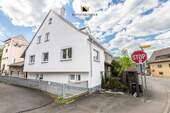 Hausansicht - Klein, fein, gemütlich - reizende Doppelhaushälfte über 3 Ebenen!