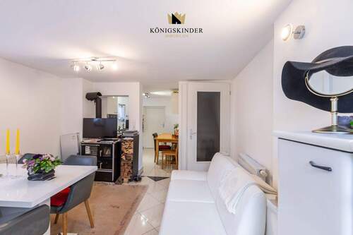 Wohnzimmer mit Blick zur Küche - Doppelhaushälfte mit 93,20 m² in Eningen unter Achalm zum Kaufen
