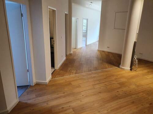 - - Büro mit 126,30 m&sup2; in Waldkraiburg zur Miete