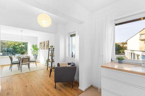 Helles Wohnzimmer vorderer Tei - 5 Zimmer Reihenendhaus zum Kaufen in Nürnberg