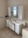 Waschtisch und Spiegelschrank - 