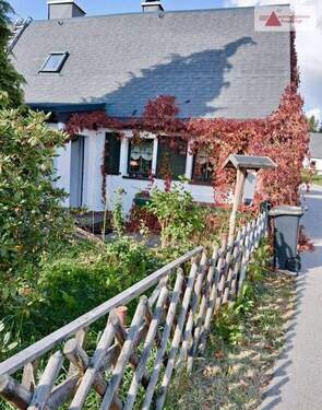 Vorderansicht mit Hauseingang - Hübsches Einfamilienhaus oder Wochenendhaus in Deutschneudorf zu verkaufen!