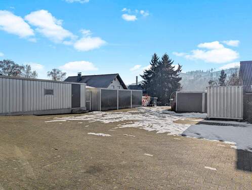 Hinterhof mit Garagenkomplex - Werz Immobilien - 