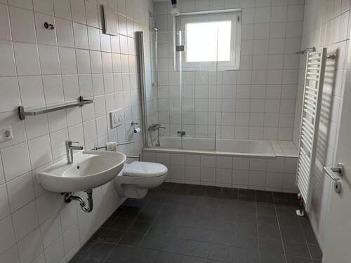 Tageslichtbad mit Badewanne - 