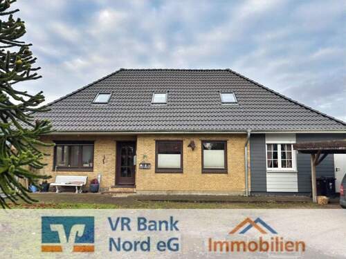 Frontansicht des Hauses - Viel Raum zum Leben - modernisiert, erweitert und bereit für Ihre Ideen