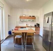BOUS - ZENTRALE RUHIGE LAGE - FREISTEHENDES GERÄUMIGES EINFAMILIENHAUS MIT VIEL PLATZ - DREI SCHLAFZIMMER, KLEINEM GARTEN + GARAGE