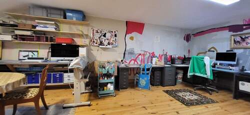 Geräumiges Büro/Galerie/Atelier im OG - 