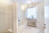 Bad mit Dusche und Badewanne - 