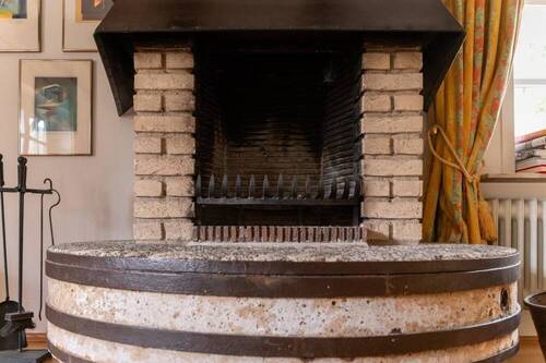 Offene Feuerstelle mit Mühlstein - 