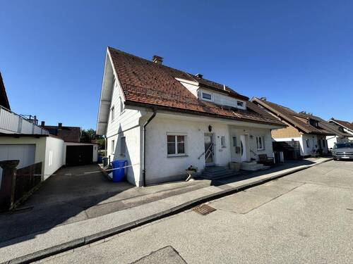 Außenansicht - 'Platz für Ideen: Doppelhaushälfte mit Charme und Entwicklungspotenzial'