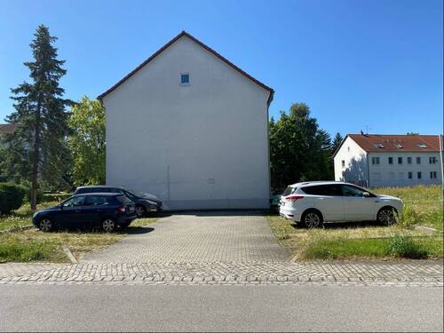 Nordansicht mit Stellplatzanlage - 4 Zimmer Etagenwohnung in Görlitz