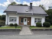 Haus Vorderansicht - Leben und Wohnen im Grünen: Charmantes Einfamilienhaus mit Garten - provisionsfrei aus erster Hand