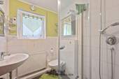 Gäste-WC mit Dusche - 