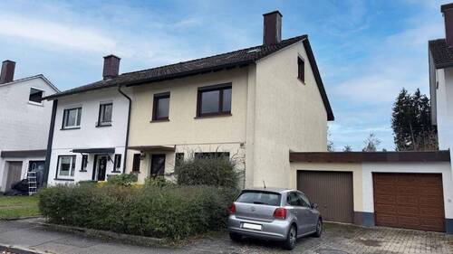 Hausansicht - Doppelhaushälfte mit sonnigem Süd-Grundstück in bevorzugter Lage in VS-Villingen - Haslach