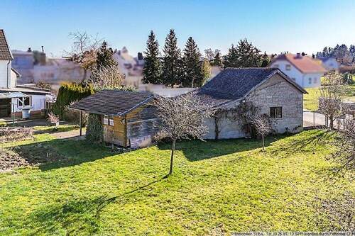 Scheune und Holzgartenhaus - 