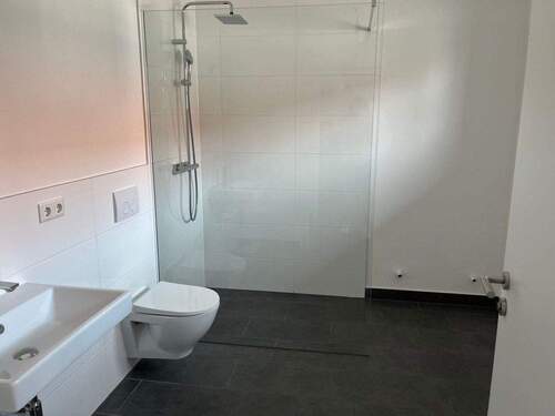 ...große, bodenebene Dusche - 