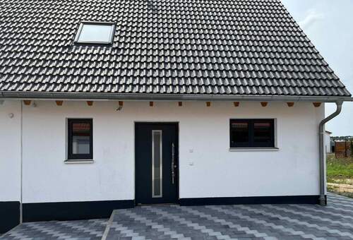 Eingang - 5 Zimmer Doppelhaushälfte zur Miete in Markt Erlbach