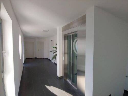 Treppenhaus mit Aufzug Etage - 
