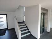 Treppenhaus mit Aufzug - 