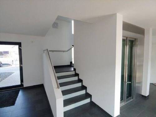 Treppenhaus mit Aufzug - 