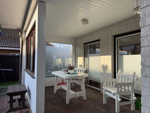 Lieblingsplatz - geschützter Bereich neben der Haustür - Einfamilienhaus mit 293,80 m&sup2; in Tarp zum Kaufen