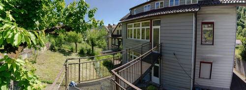 Objektansicht mit Steg zur Terrasse - 
