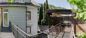 Objektansicht mit Steg zur Terrasse - 