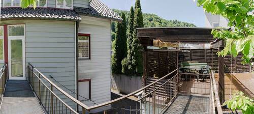 Objektansicht mit Steg zur Terrasse - 
