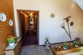 Treppenhaus mit Zugang Wohnung im Obergeschoss - 