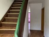 Eingangsflur mit Treppe zum OG - 