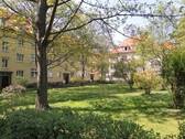 Gebäudevorderansicht mit altem Baumbestand - 2 Zimmer Etagenwohnung zum Kaufen in Dresden